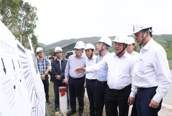 Chùm ảnh: Tổng giám đốc EVN kiểm tra công trường thi công đường dây 500kV mạch 3 Quảng Trạch – Phố Nối